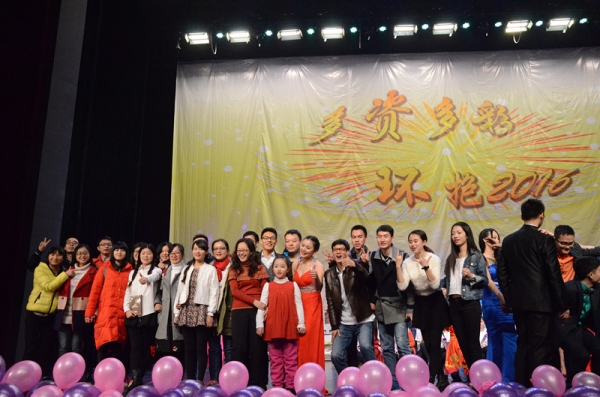 图7 部分演员、嘉宾及工作人员合影